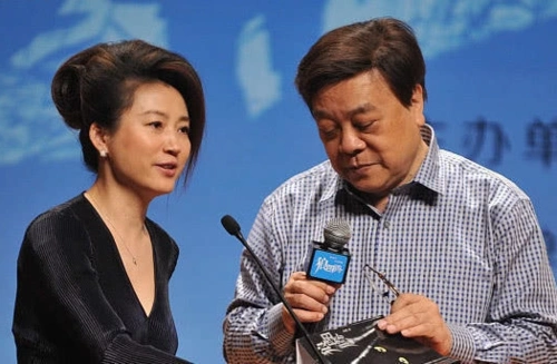 52岁王小丫近照,身体发福容颜不再,和曾经"主持人一姐"判若两人