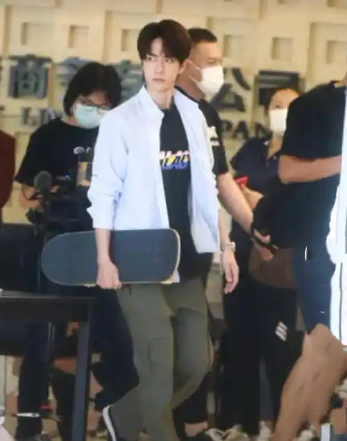 原创王一博抵达昆明录天天下车后狂奔裤子却穿了一个星期