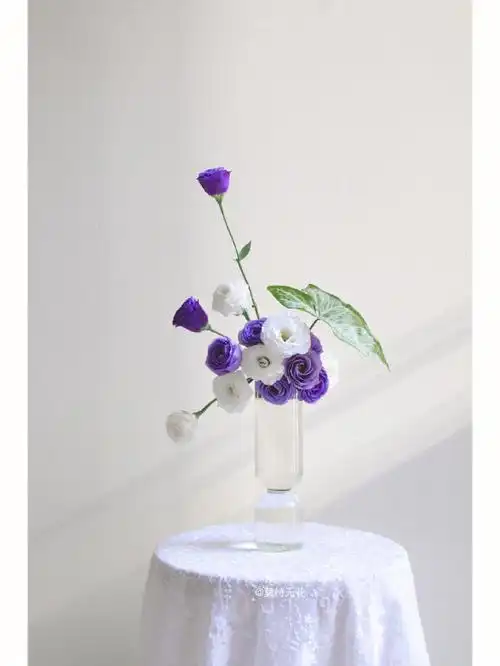 简单的白紫色插花