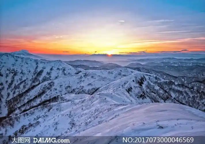 雪山山顶美丽的日落景色摄影图片