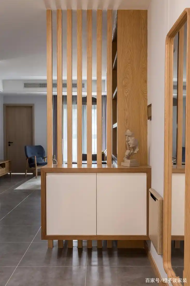 一进门就是客厅,玄关怎么设计?聪明人现在都这样装了,太明智!