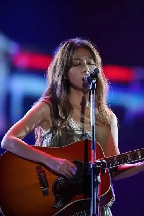 背着吉他在田野间播了一个小时