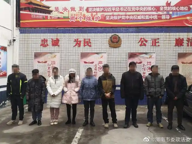 全国各地开展春节前打击传销专项行动_执法人员