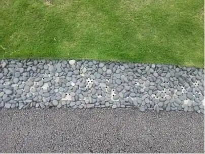 五,利用鹅卵石遮盖雨水沟盖板,既美观又不影响排水沟的使用四,山地