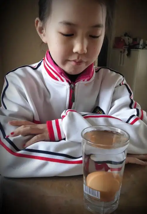 徐水小学三年级十班王迪露有趣的科学小实验～鸡蛋浮起来了.