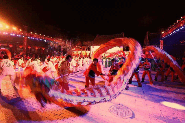 "龙穿花",一束束美丽的"焰火像天女散花般点亮夜空,舞龙在铁花下翻转