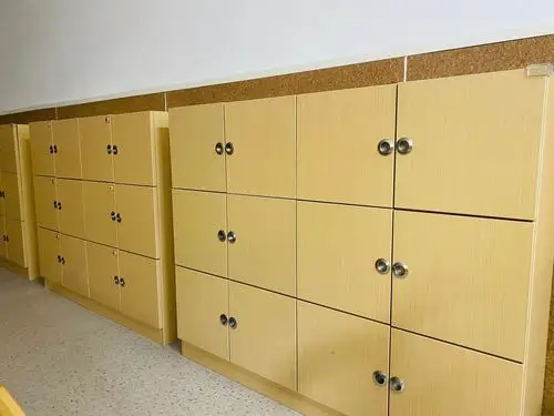 教室里还为宝贝们提供了储物柜,用来存放个人物品.