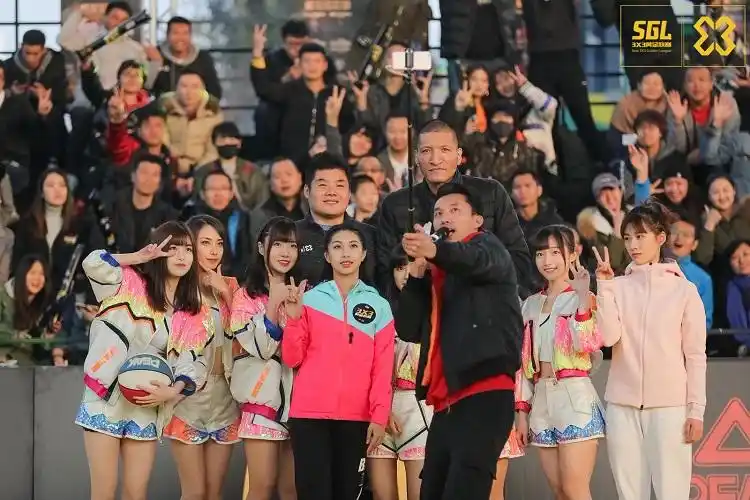 先是宋流轩在与黄宇军的单挑大战中施展出自己的扎实背身跳投,拿下