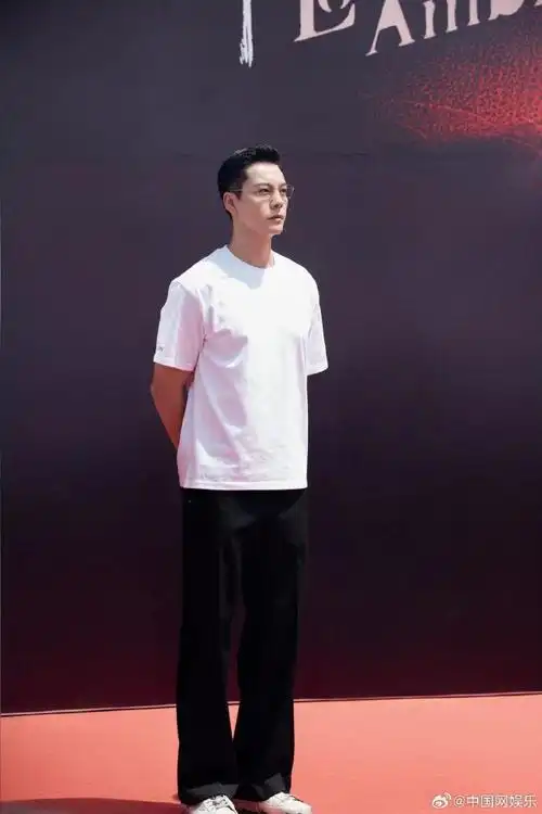 陈伟霆金丝眼镜 霸总舒适圈##赵露思陈伟霆同框路透