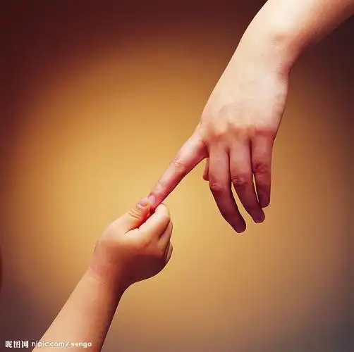 小朋友跟大人的手图片