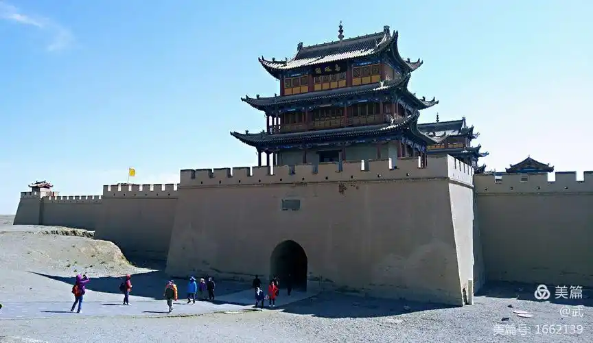 嘉峪关 嘉峪关位于甘肃省嘉峪关市西最狭窄的山谷中部,是长城西端的