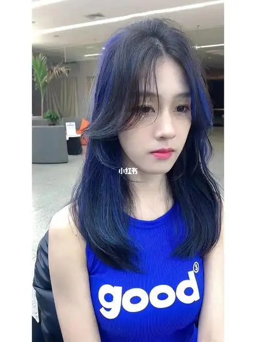 蓝色挑染线条层次分明