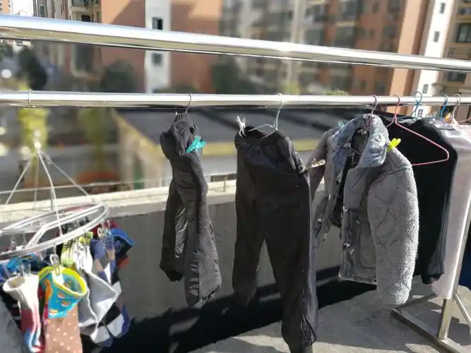 衣服在太阳底下晒,可以消毒杀菌哦