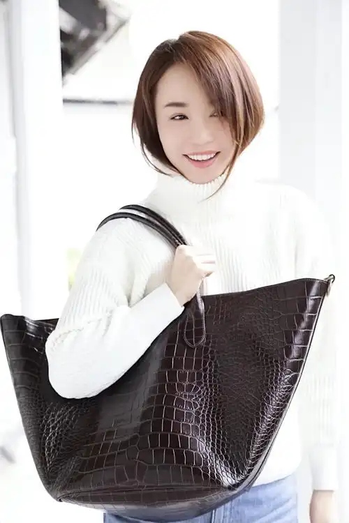 范文芳挎超大饺子包表情四连拍网友愈发的精致了