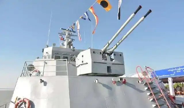 这是艇艏装备的敞开结构双联装57毫米舰炮,舰型设计也有中国风格的