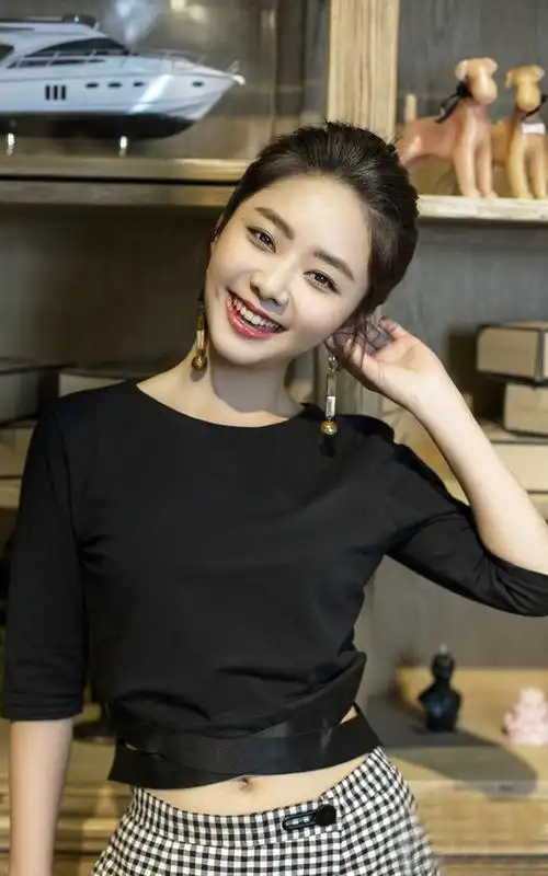 可爱美女谭松韵时尚写真图片,分享一组谭松韵图片给大家,图中的明星