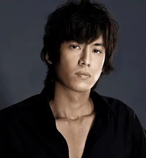 他的身份表面上是演员,实际上是台湾竹联帮大佬陈启礼的儿子,被称为"