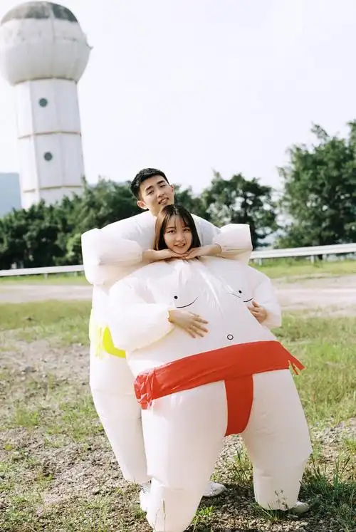 和爱的人一起拍一组搞怪情侣照吧