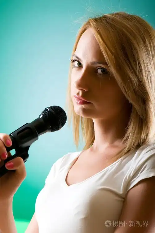 女生在渐变背景下用麦克风唱歌