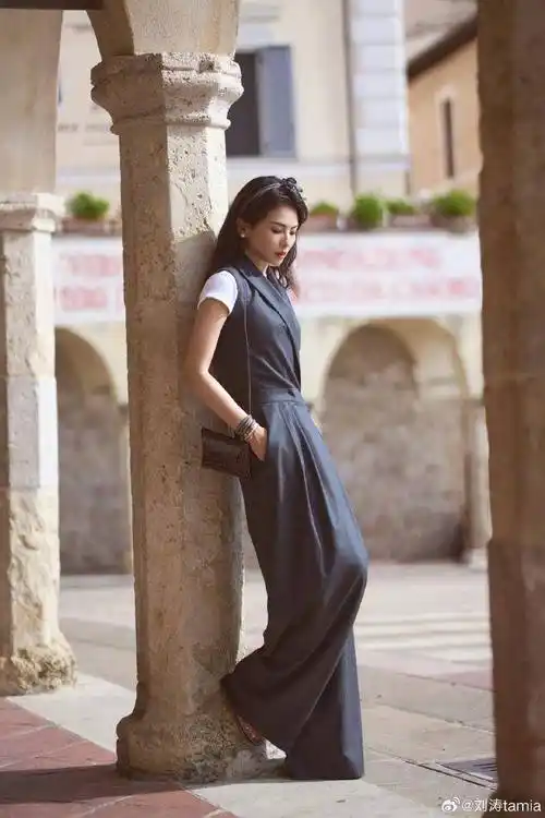 刘涛带火了一种穿搭叫"看起来贵",黑灰色老钱风搭爱马仕,很飒