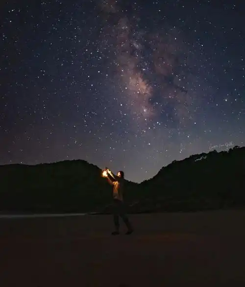 夜晚你还能够躺在沙滩的躺椅上 听不远处的海浪声 静静看着星空 独自
