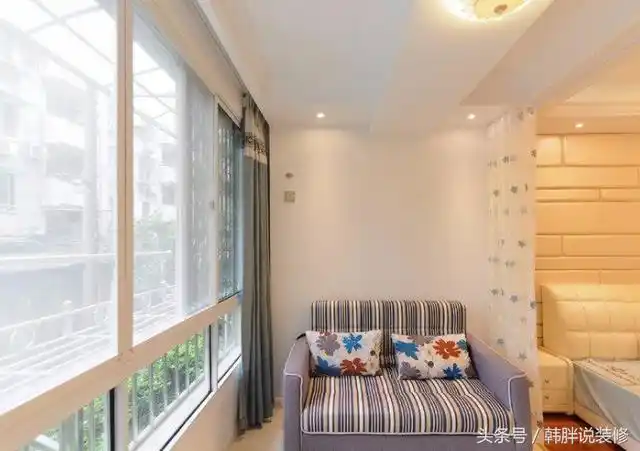 参观朋友的小蜗居,头回见有人把阳台改成客厅,长见识了