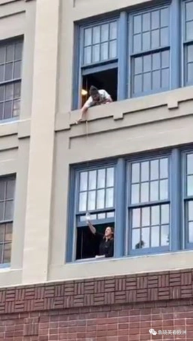 居家隔离新玩法,楼上倒酒楼下喝