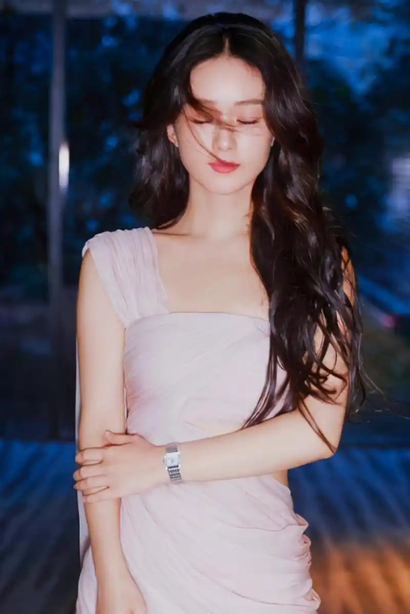 清纯妩媚的#赵丽颖# 身穿粉色挂肩露腰裙,雪肤玉貌,眉清目秀,丰腴身材