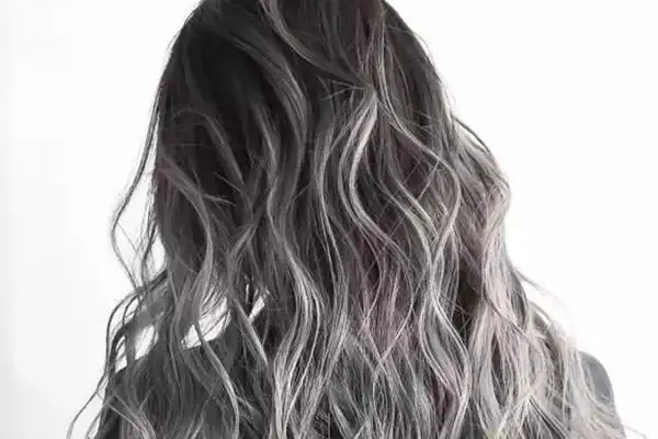 根据不同脸型适合不同发型颜色,如果烟灰色的发型,那头发要中长发