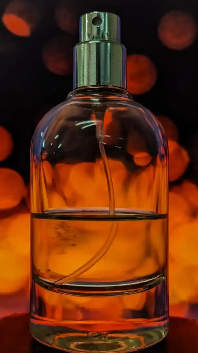 用花瓣制作香水的步骤包括将花瓣浸泡在酒精中,过滤残渣得到香精油