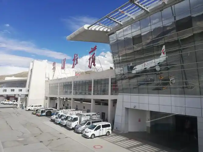 下午4点40分降拉萨贡嘎机场.