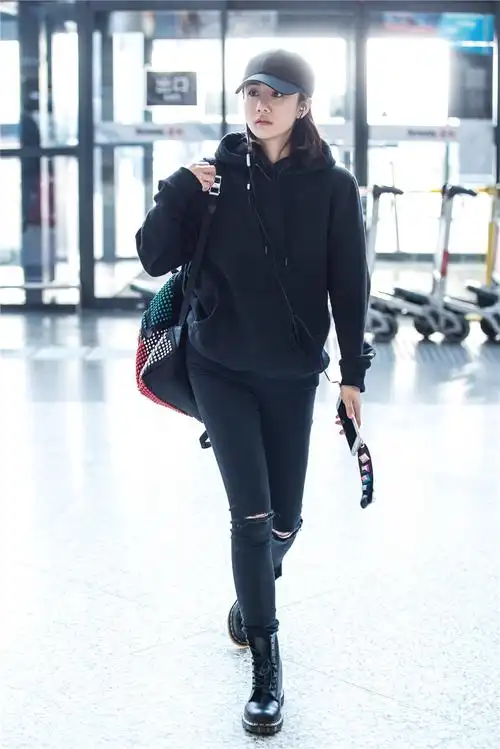 刘芸引领机场时尚新风潮 重回《一年级》惊喜满满