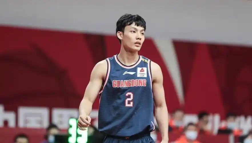 徐杰的篮球实力是有目共睹的,进入国家队在国际赛场也有高光表现.