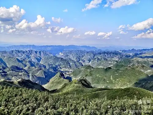 远方群山连绵起伏,轻沙般的薄雾缭绕,大自然真美!