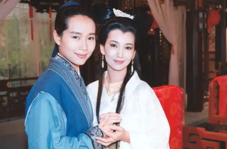 58岁叶童近照曝光,一头白发皱纹明显,面容消瘦显老态_许仙