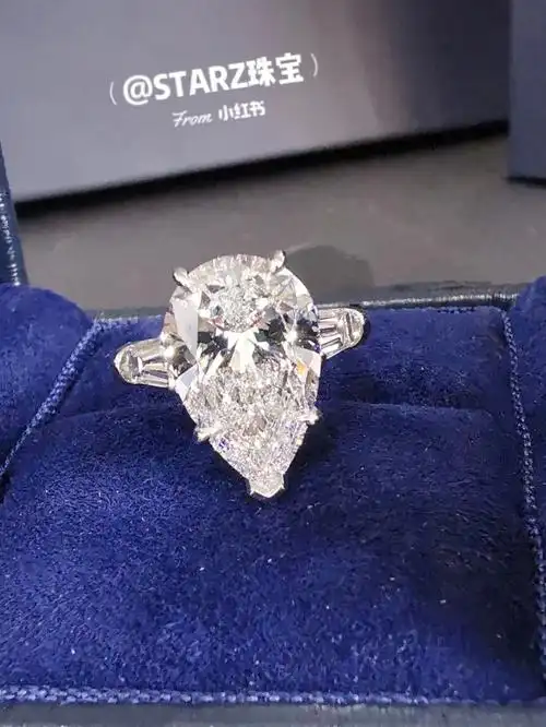 是一颗5克拉的水滴梨形钻石因为主钻已经足够大款式上就选择了瀚唯hw