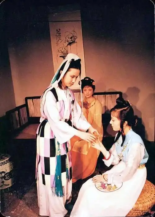 贾家败落后,妙玉被强盗半夜掳走,之后的她到底经历了什么?