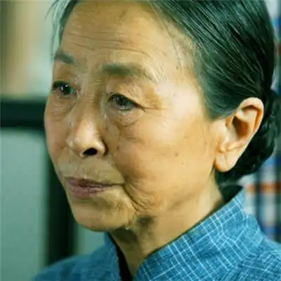 在电视剧《龙堂》中饰妮子母亲;1999年,在电视剧《还珠格格2》中饰