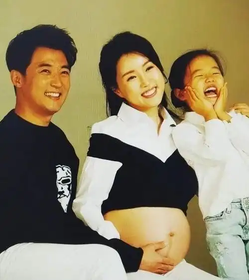 他经常晒出女儿的照片,让粉丝们一起分享他的喜悦.