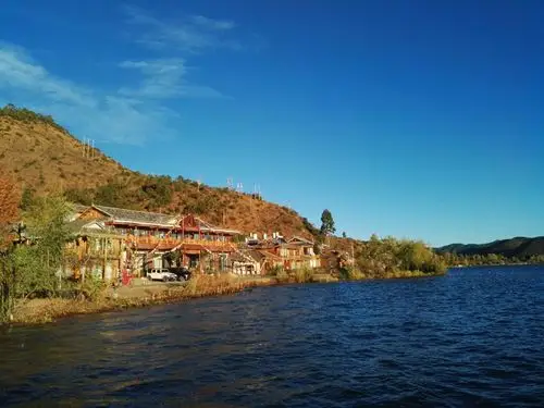 这是我们第三晚入住的大嘴村两棵树湖景客栈