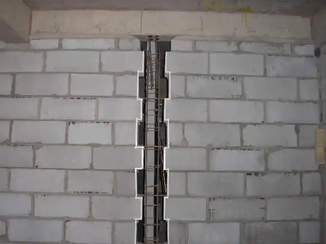 如果出现砌体不能同时砌的时候,通常工人会交接处预留马牙槎,这么做