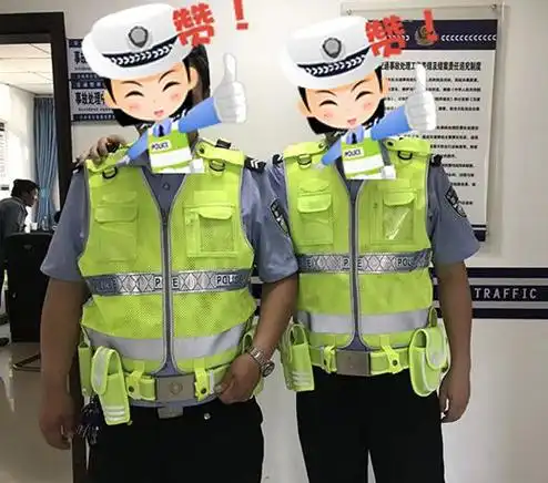 仿制警用制式服装",好像也有点道理,小伙子穿着反光衣和警察同志同框