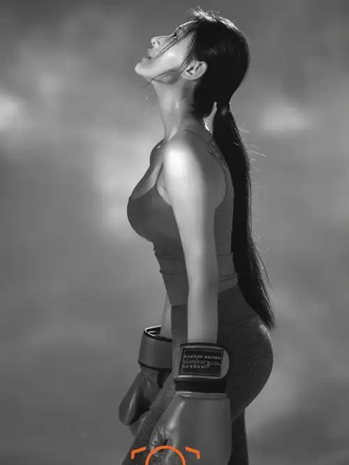 健身女孩每一滴汗水都凝聚成力量