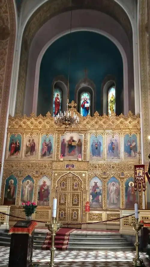 东正教的教堂内部的装饰看来是无法与基督教堂可比的.