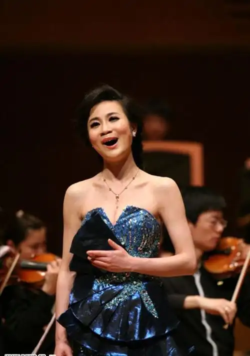 青年女高音歌唱家李朔