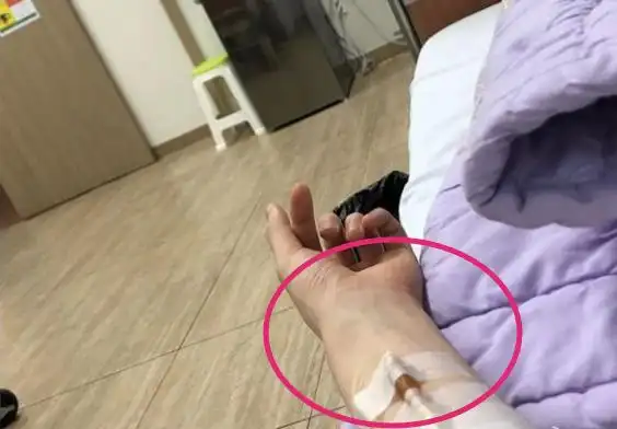 厂长成edg夏季赛首发,他却因病住进治疗室,输血治疗吓坏观众!