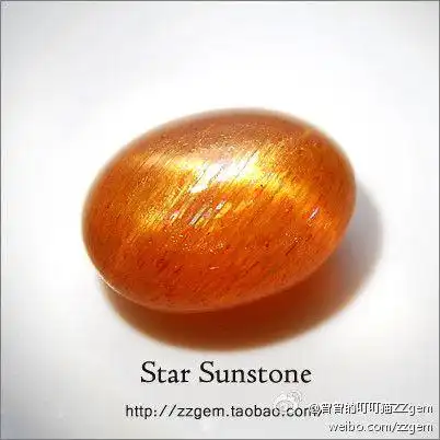 日光石标本,除了能很好的观察到砂金效应外,还可以同时观察到日光石中