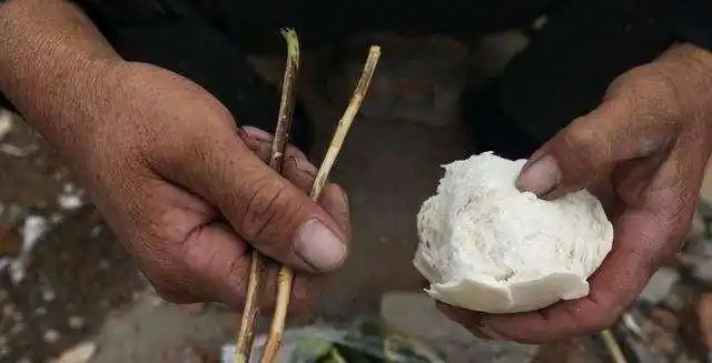 农民工因急需用钱躲宿舍喝开水吃馒头视频曝光网友纷纷留言