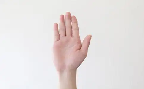 特征4,手指并拢没有缝隙 一般肝脏比较健康的人,手指的粗细都是比较