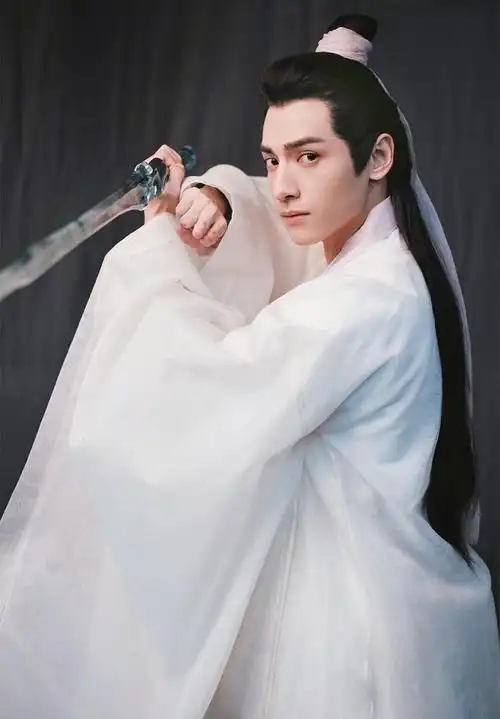 古装剧中男星拿剑,罗云熙仙气,陈晓霸气,最后一位让人想哭!